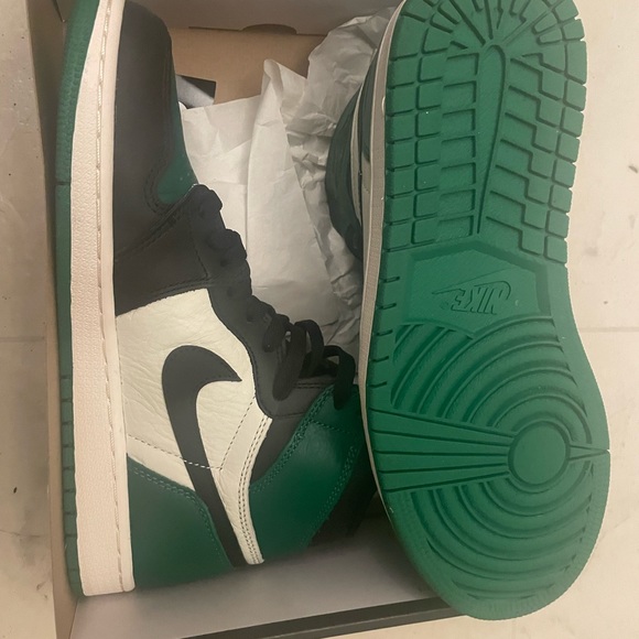 Jordan 1’s - Pine Green - Picture 2 of 5